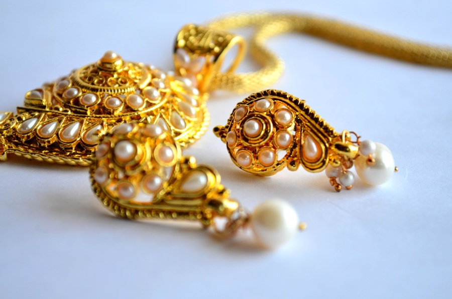 gold-earring-and-necklace-Daniel-&-co